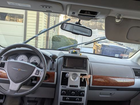 Used 2009 Chrysler Town & Country Touring image 4