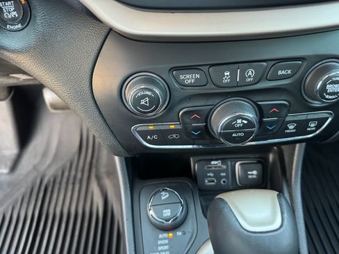 Used 2015 Jeep Cherokee Limited w/ Luxury Group image 22