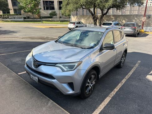 Used 2017 Toyota RAV4 LE FWD image 2