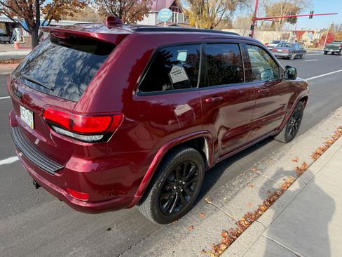 Used 2018 Jeep Grand Cherokee Altitude image 4