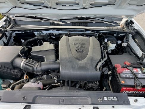 Used 2018 Toyota Tacoma TRD Sport image 32