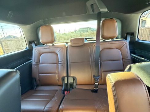 Used 2023 Lincoln Navigator Reserve image 10
