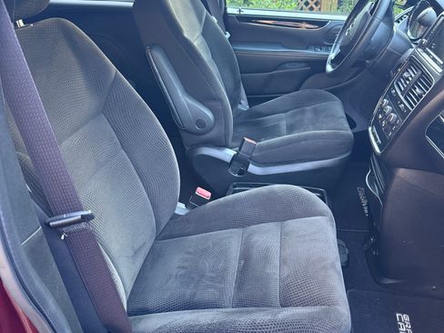 Used 2017 Dodge Grand Caravan SE FWD image 17