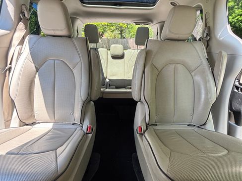 Used 2017 Chrysler Pacifica Platinum FWD image 9
