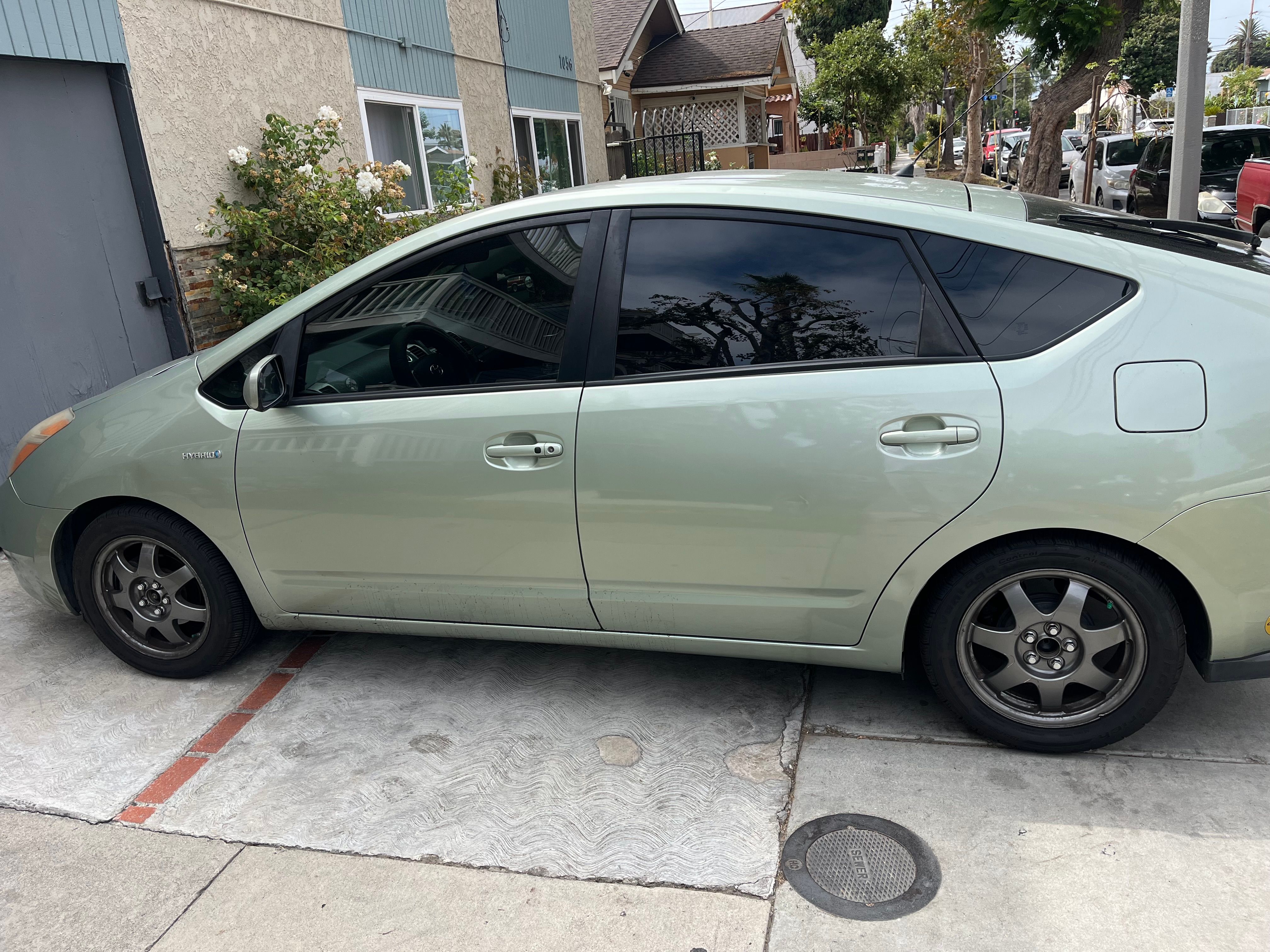Used 2006 Toyota Prius w/ Pkg 3 FWD image 2