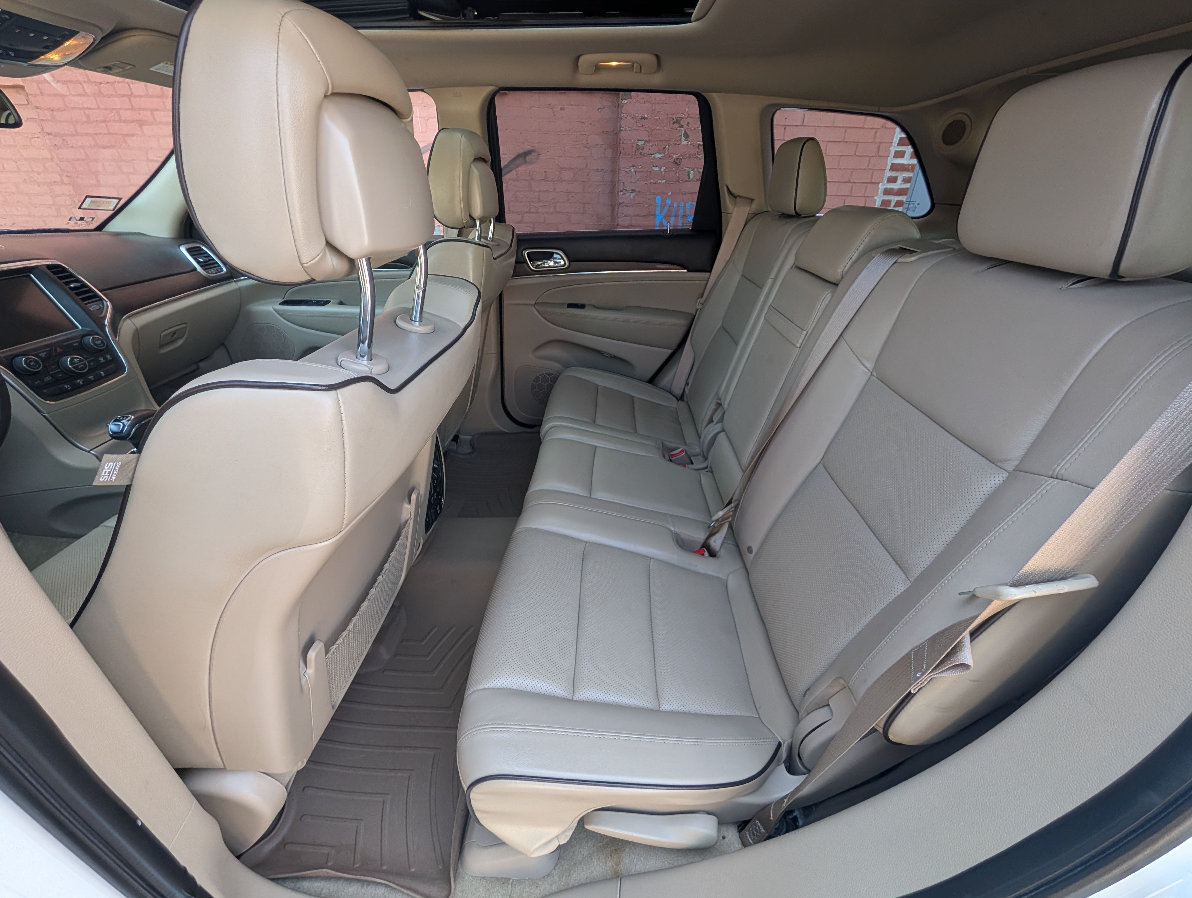 Used 2015 Jeep Grand Cherokee Overland w/ Advanced Technology Group AWD/4WD image 16