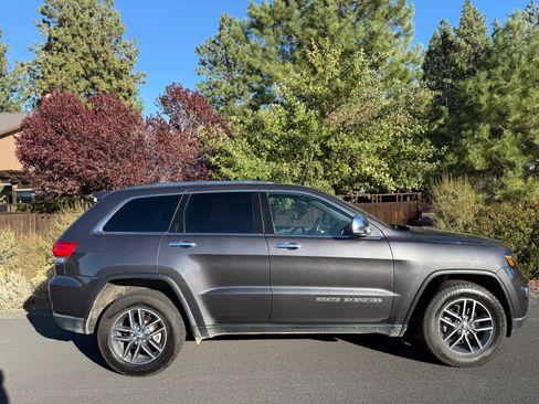 Used 2017 Jeep Grand Cherokee Limited w/ Luxury Group II image 17