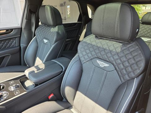 Used 2021 Bentley Bentayga AWD/4WD image 12