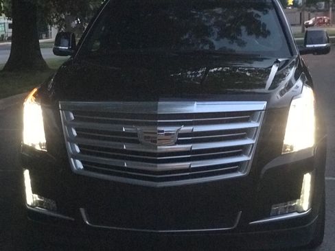 Used 2015 Cadillac Escalade Platinum image 2