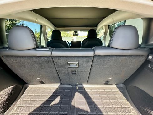 Used 2022 Tesla Model Y Long Range image 24