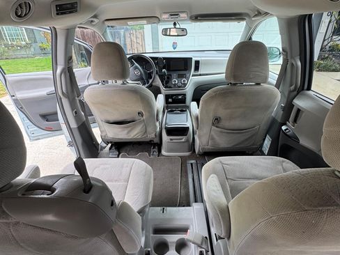 Used 2015 Toyota Sienna LE image 17