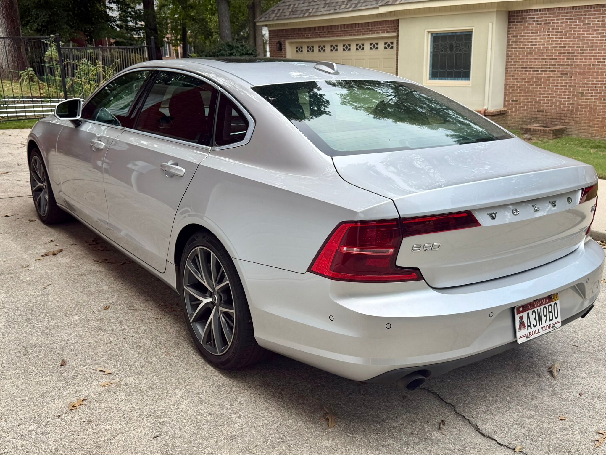 Used 2018 Volvo S90 T5 Momentum FWD image 2