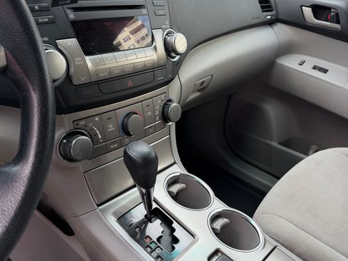 Used 2012 Toyota Highlander Limited w/ Tech Pkg image 14