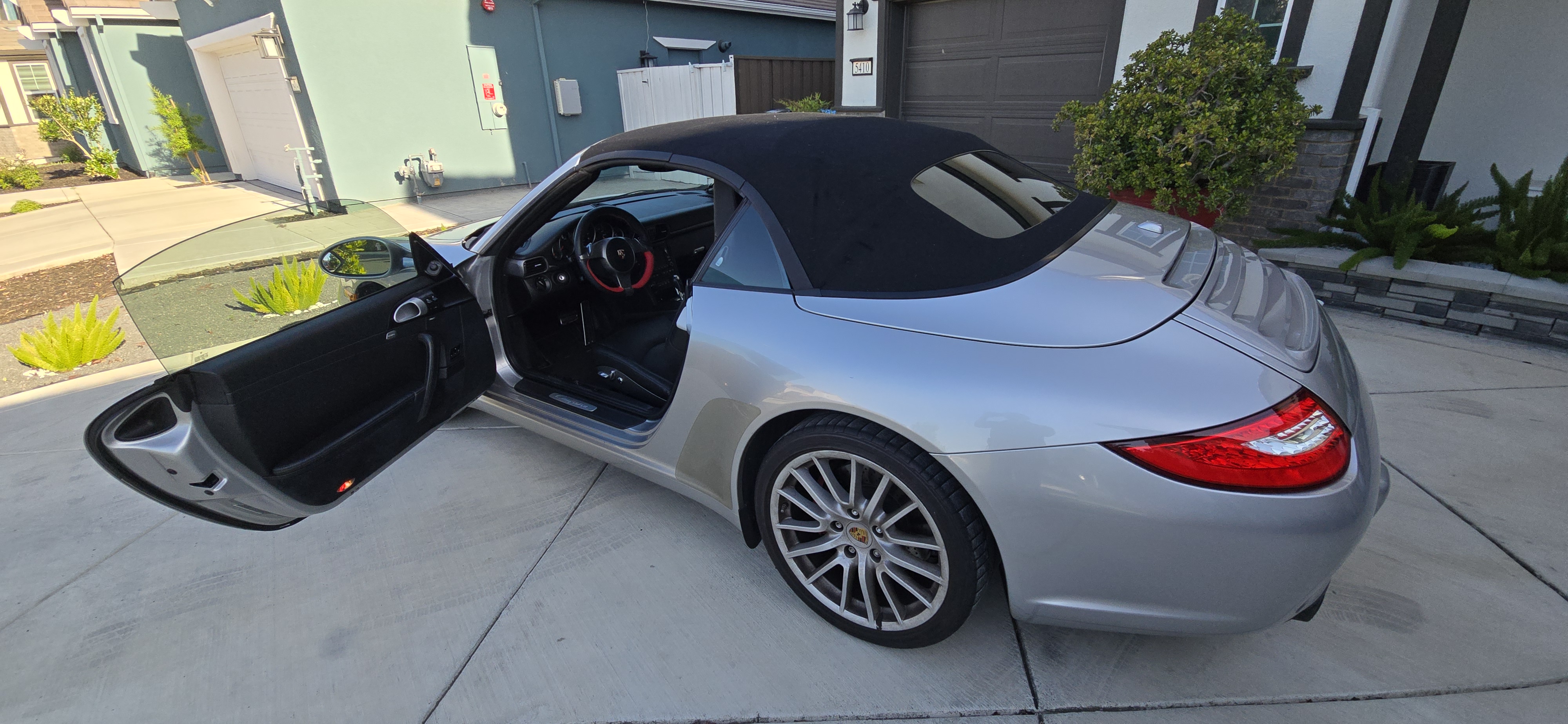 Used 2010 Porsche 911 Cabriolet image 16