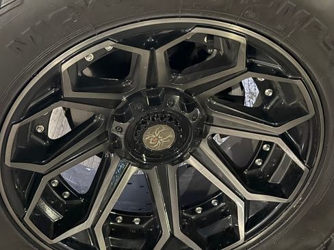 Used 2022 Jeep Gladiator Overland w/ Cold Weather Group image 13