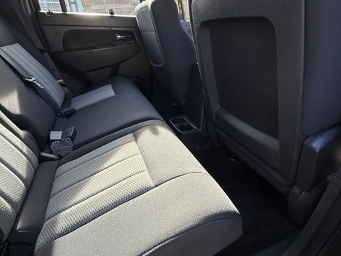 Used 2010 Jeep Liberty Sport image 14