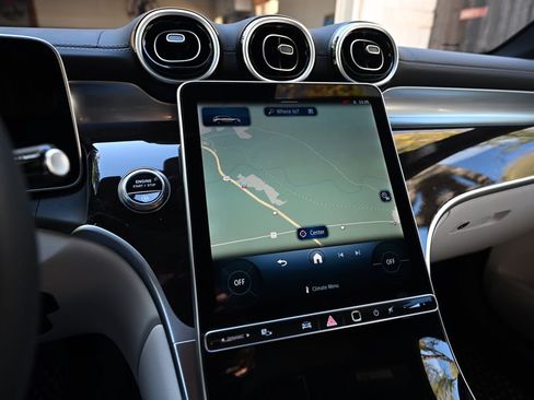 Used 2025 Mercedes-Benz GLC 300 4MATIC image 8