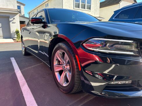Used 2016 Dodge Charger SXT image 2
