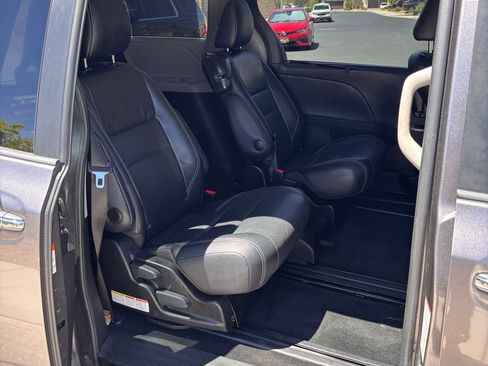 Used 2015 Toyota Sienna SE w/ SE Preferred Package FWD image 14