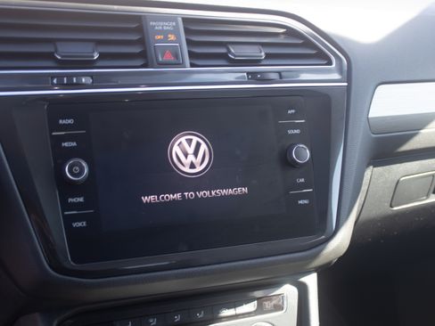 Used 2018 Volkswagen Tiguan SE w/ Panoramic Sunroof Package image 14