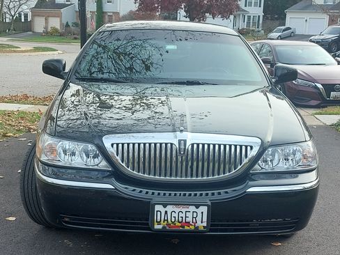 Used 2011 Lincoln Town Car Signature Limited image 13