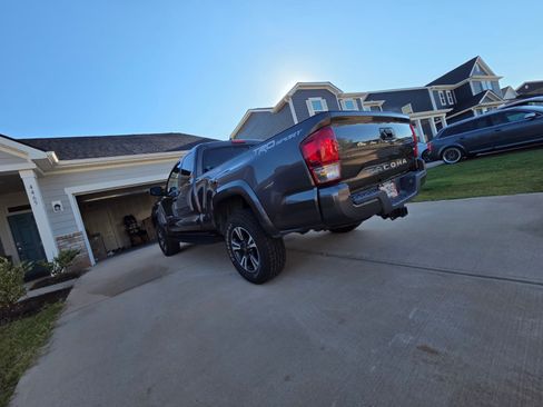 Used 2016 Toyota Tacoma TRD Sport w/ Towing Package image 12