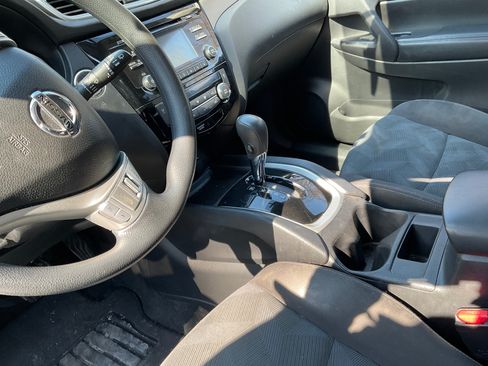 Used 2016 Nissan Rogue SV image 8