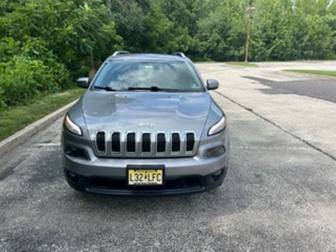 Used 2016 Jeep Cherokee Latitude w/ Cold Weather Group FWD image 18