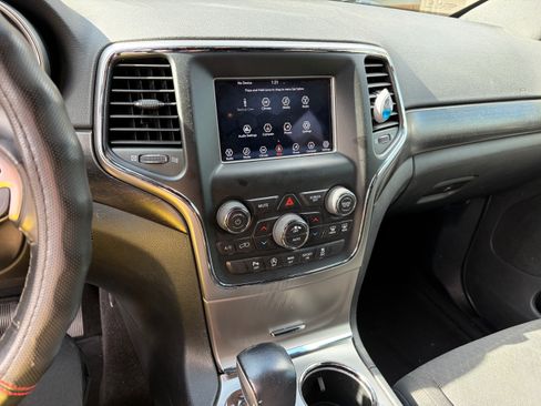 Used 2018 Jeep Grand Cherokee Laredo image 18