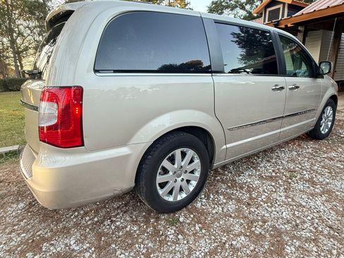 Used 2015 Chrysler Town & Country Touring w/ Driver Convenience Group image 5