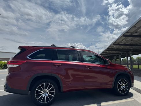 Used 2017 Toyota Highlander SE FWD image 6
