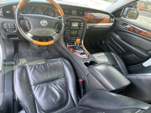 Used 2008 Jaguar XJ8 image 18