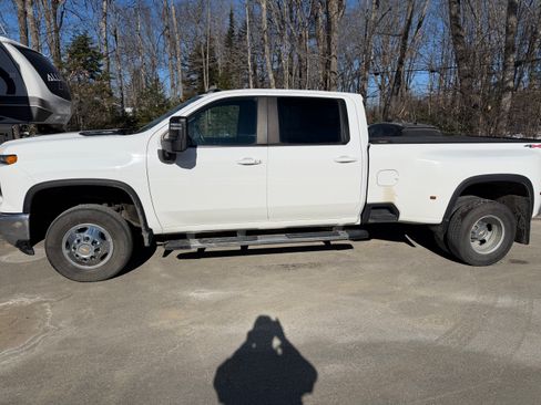 Used 2024 Chevrolet Silverado 3500 LT w/ Convenience Package image 2