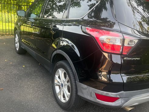 Used 2018 Ford Escape SE w/ SE Sync 3 Package AWD/4WD image 11