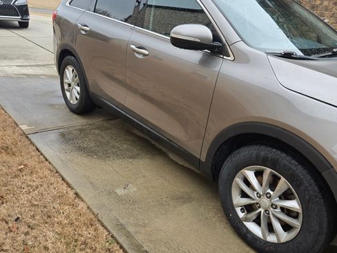 Used 2016 Kia Sorento LX image 4