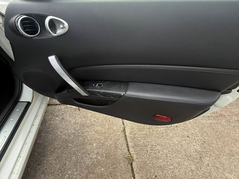 Used 2006 Nissan 350Z Coupe w/ (N93) Cargo Convenience Pkg image 8