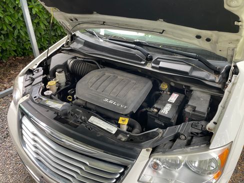 Used 2012 Chrysler Town & Country Touring w/ Entertainment Group #1 FWD image 11