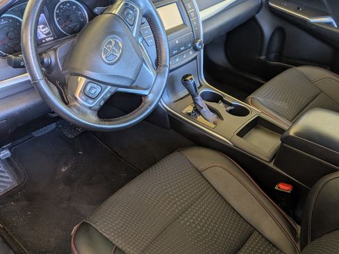 Used 2015 Toyota Camry SE image 1