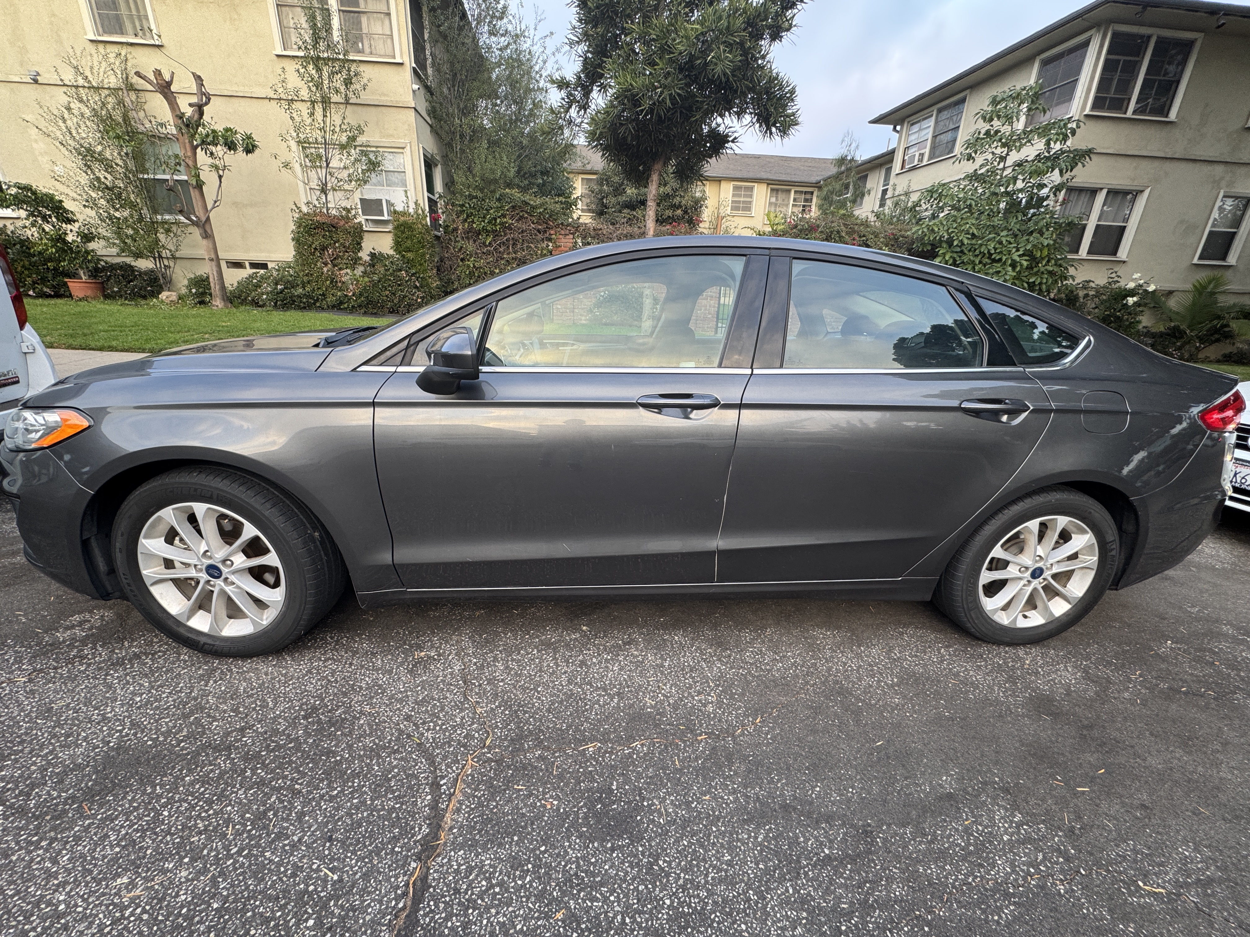 Used 2019 Ford Fusion SE FWD image 1