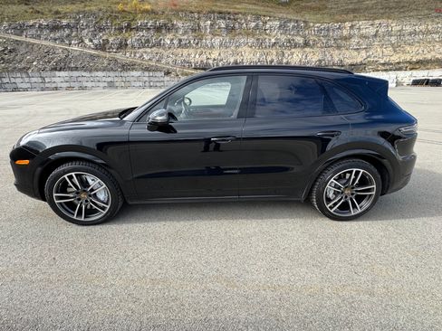 Used 2023 Porsche Cayenne Turbo image 19