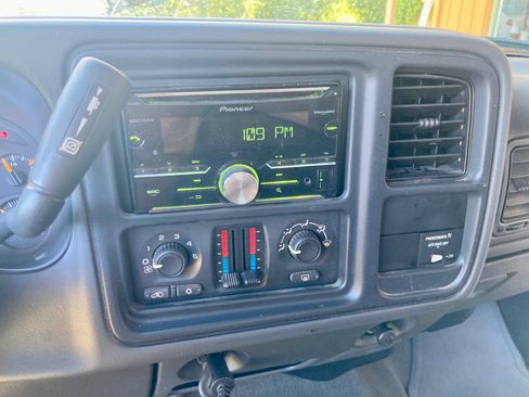 Used 2004 GMC Sierra 2500 SLE w/ Heavy-Duty Power Package AWD/4WD image 10