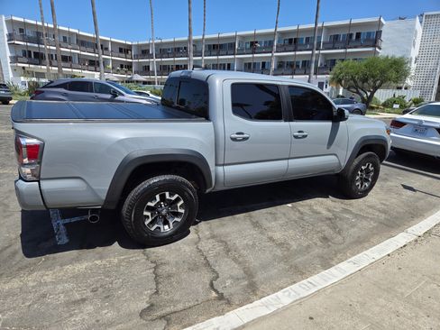 Used 2020 Toyota Tacoma TRD Off-Road w/ Technology Package image 4