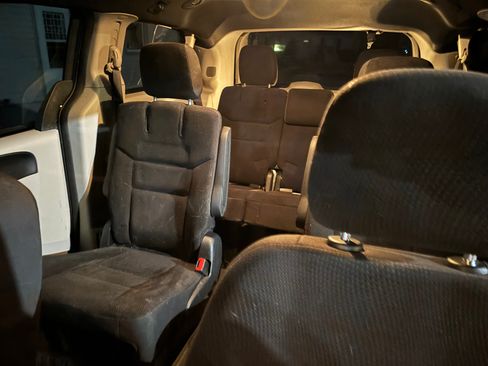 Used 2017 Dodge Grand Caravan SE image 6