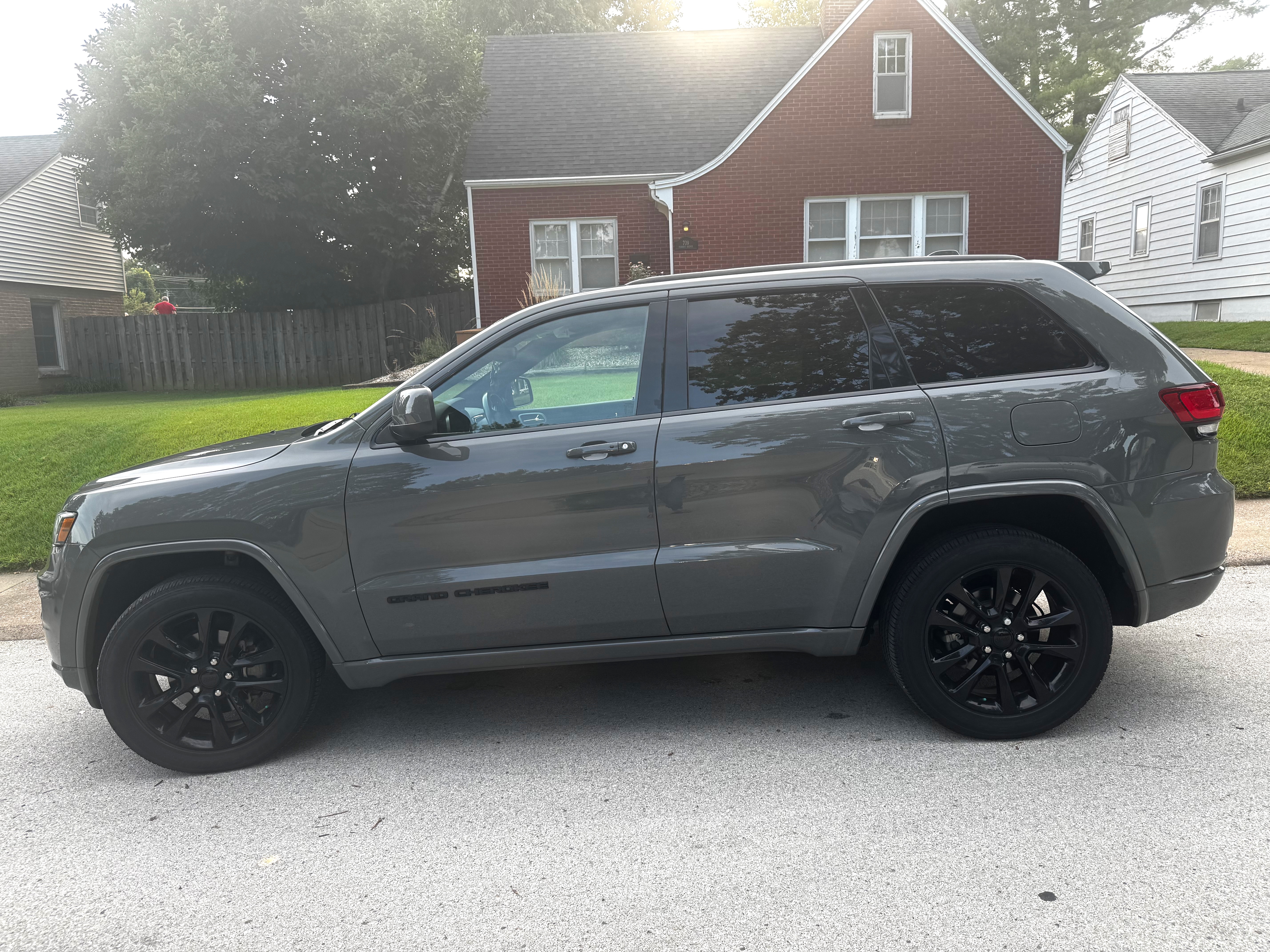 Used 2020 Jeep Grand Cherokee Altitude AWD/4WD image 11