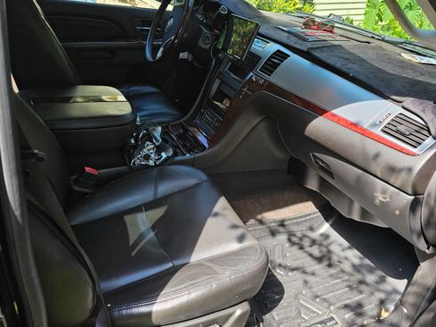 Used 2010 Cadillac Escalade Luxury AWD/4WD image 10
