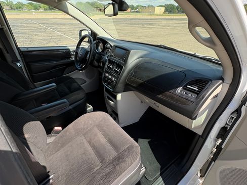 Used 2019 Dodge Grand Caravan SE w/ UConnect Hands-Free Group FWD image 26