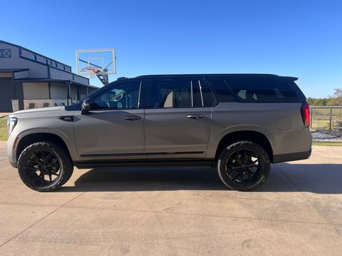 Used 2025 GMC Yukon XL Denali w/ Denali Reserve Package image 4