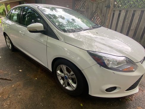 Used 2014 Ford Focus SE w/ SE Winter Package FWD image 4