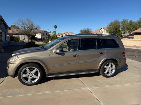 Used 2009 Mercedes-Benz GL 550 4MATIC image 2