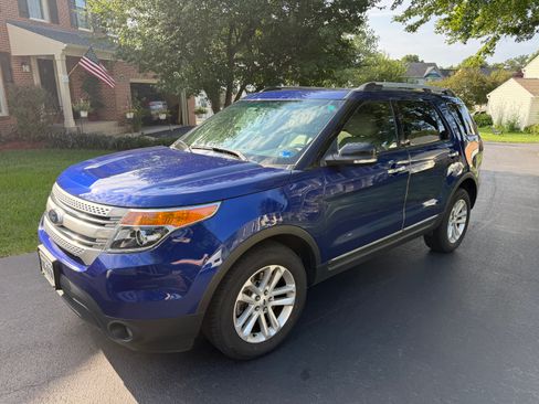 Used 2015 Ford Explorer XLT w/ Equipment Group 202A AWD/4WD image 4